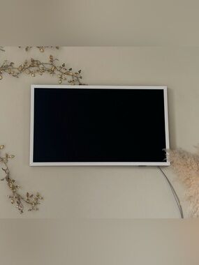 White Samsung bezel for frame TV